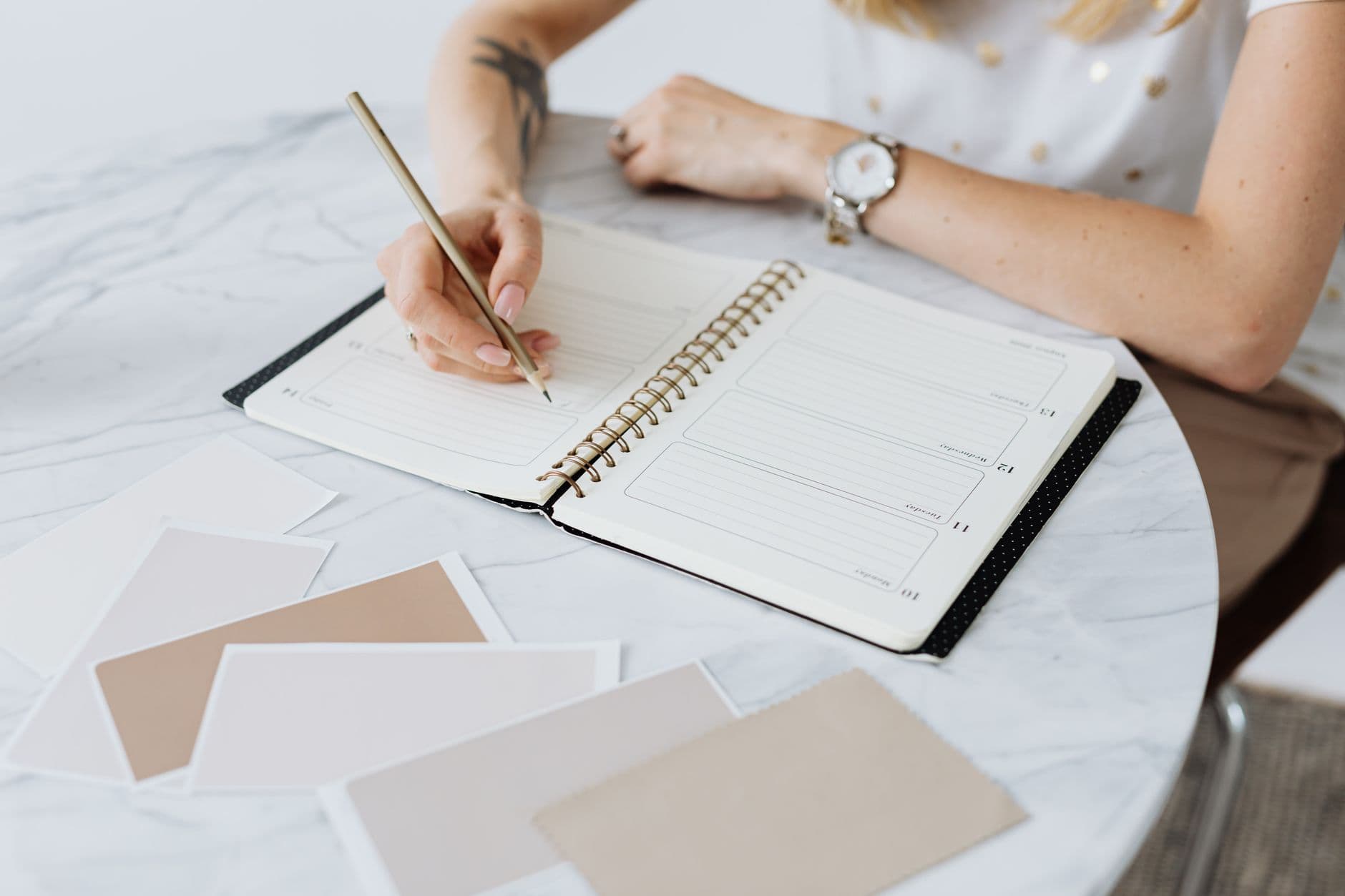 How to choose between email and text invitations